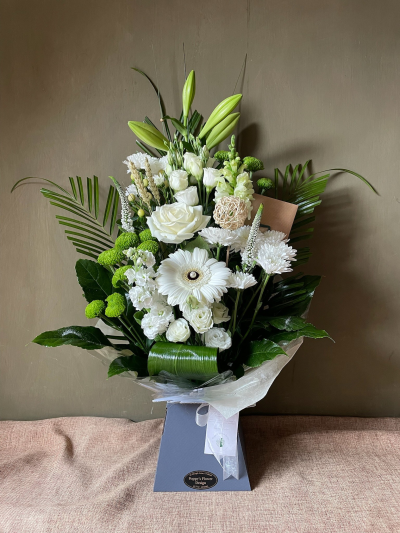 Poppy's Flower Design Florist in Leyland Florist's Choice - Neutral - Florist's Choice - Neutral Elegance
Elegant bouquet in water with a seasonal selection of white, cream and green flowers.
Florist in Leyland Poppy's Flower Design Elegant